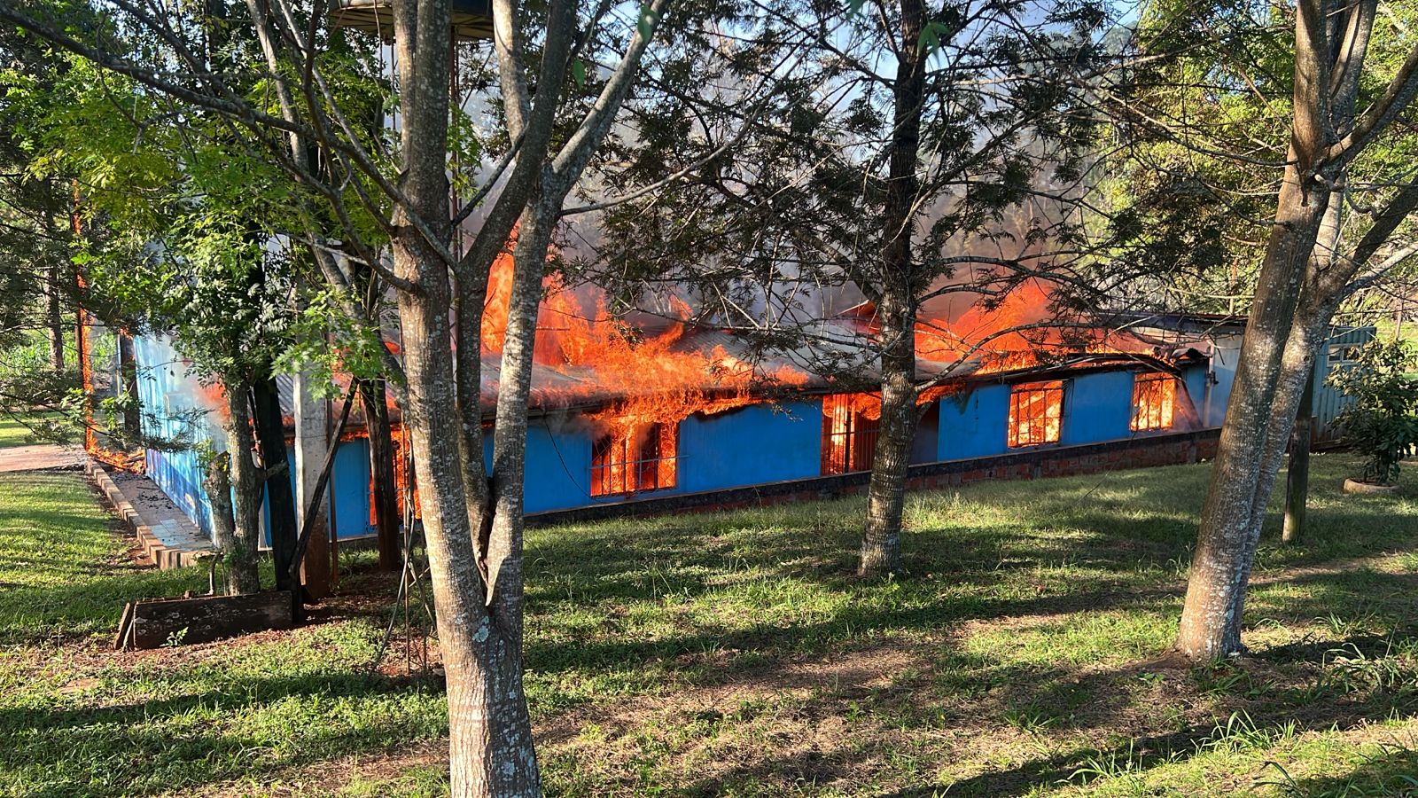 Tiene 13 años y está acusado de prender fuego una escuela en San Antonio 4